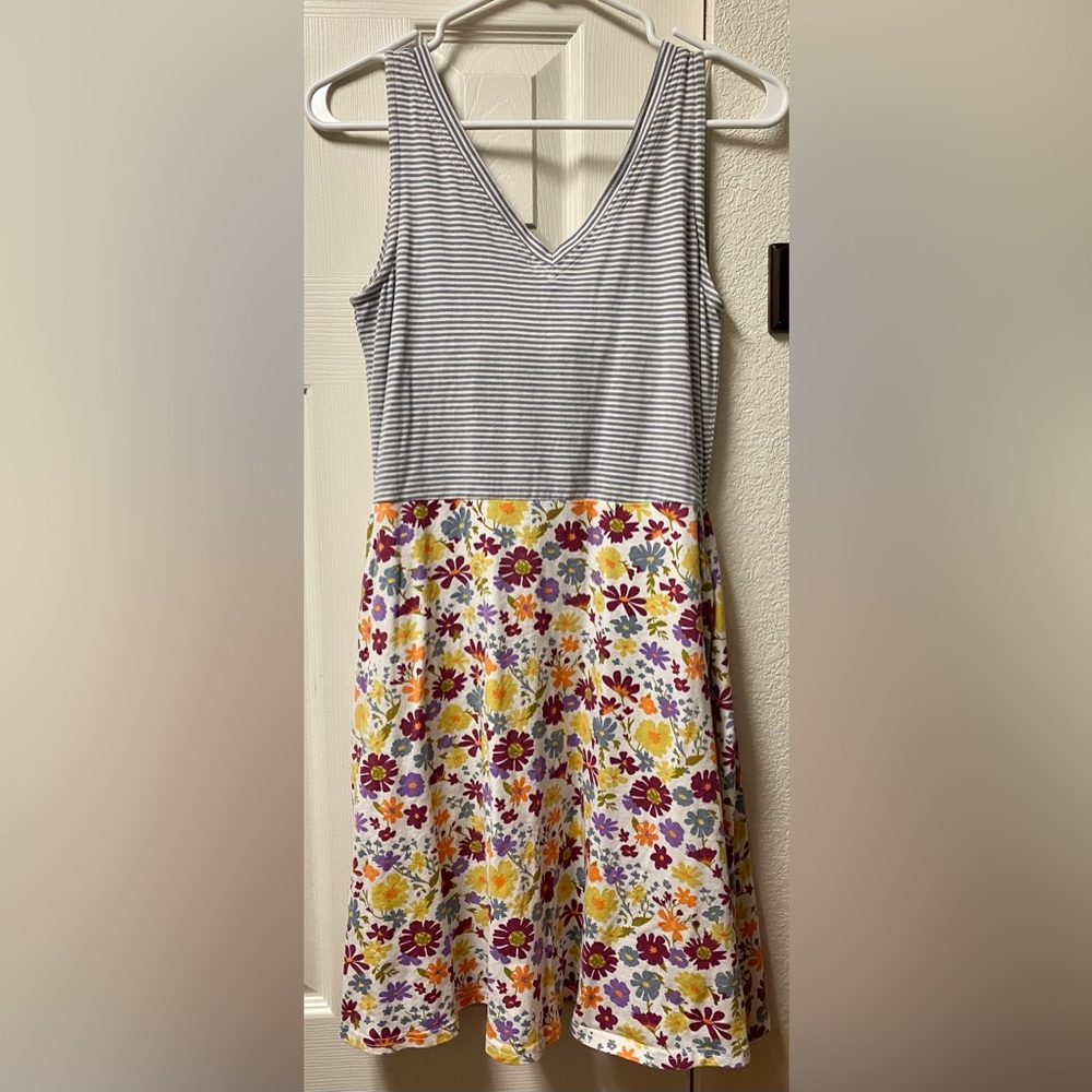 PACT V-neck Fit and Flare dress with pockets size S
